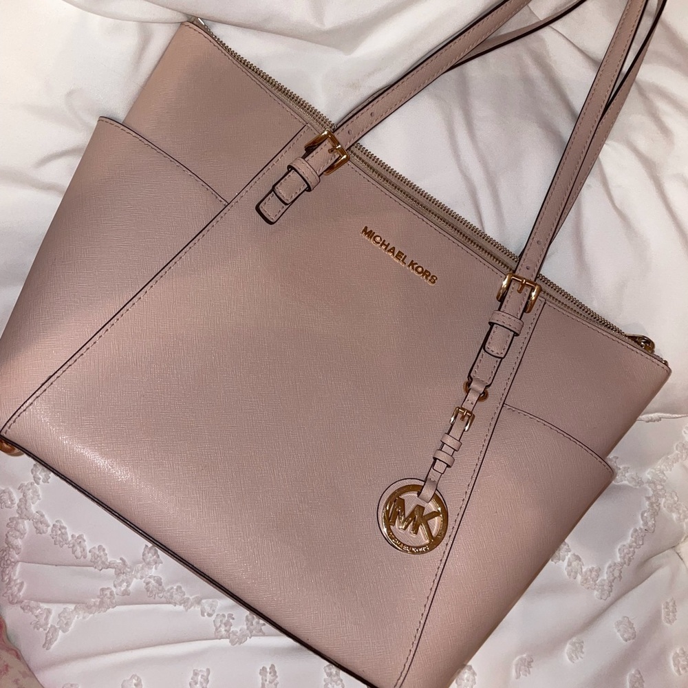 💕MICHAEL KORS JET SET TOTE💕